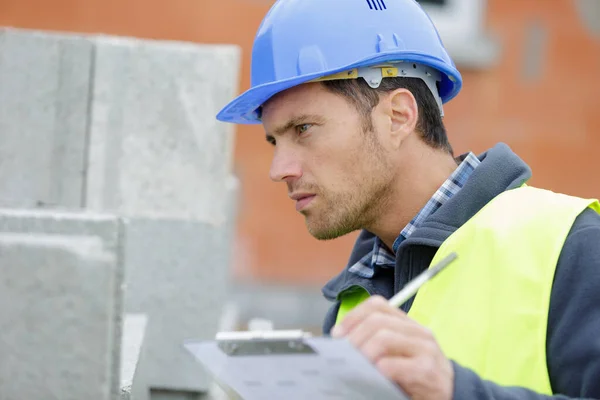 Hombre Guapo Hardhat Comprobar Bloque — Foto de Stock