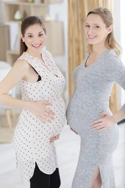 Twee Vrouwen Met Zwangere Buiken Kijken Naar Camera — Stockfoto