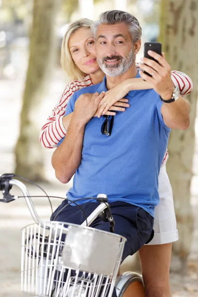 Pareja Bicicletas Revisando Teléfono Celular —  Fotos de Stock