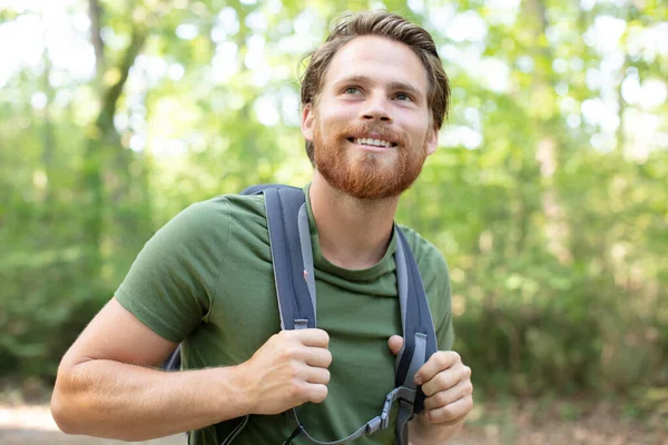 Randonneur Masculin Regardant Vers Côté Marchant Dans Forêt — Photo