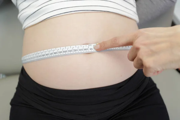 Close Uma Fita Métrica Torno Uma Barriga Grávida — Fotografia de Stock