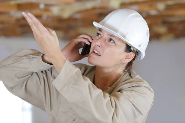 Αγανακτισμένη Οικοδόμος Γυναίκα Εργαζόμενη Μιλάει Στο Κινητό Τηλέφωνο — Φωτογραφία Αρχείου