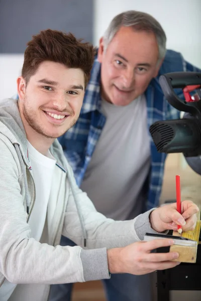 Ritratto Costruttore Insegnante Sorridente Alla Macchina Fotografica — Foto Stock