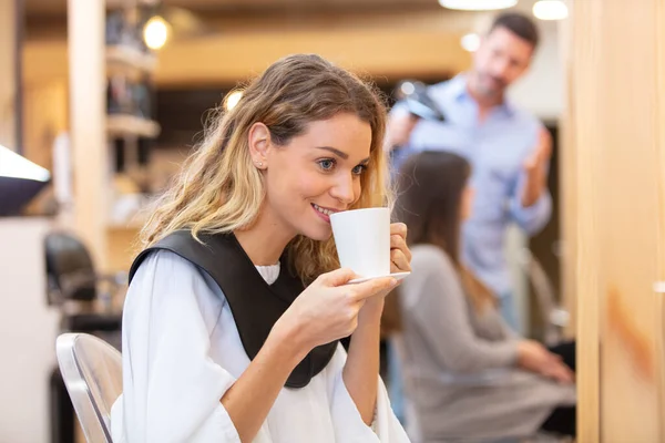 Client Assis Tenant Tasse Café Dans Salon Coiffure — Photo