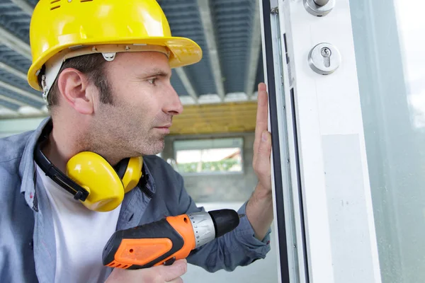 Ein Bauarbeiter Bohrt Ein Kunststofffenster — Stockfoto