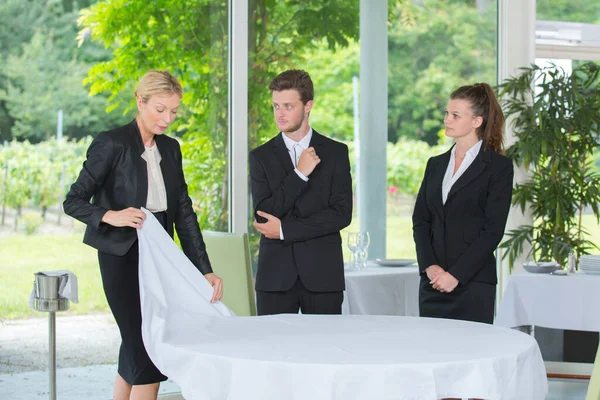 Werknemers Tafelkleed Restaurant — Stockfoto