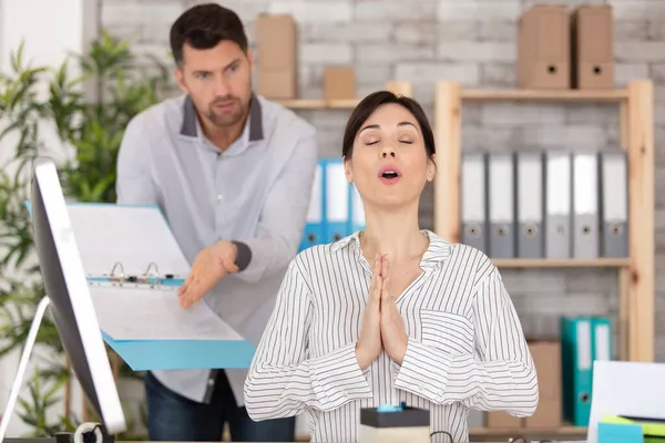 Mujer Permaneciendo Zen Pesar Presión Oficina —  Fotos de Stock