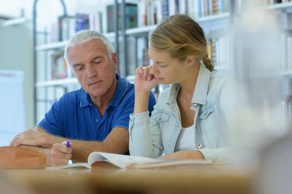 Mogen Man Och Ung Flicka Ett Bibliotek — Stockfoto