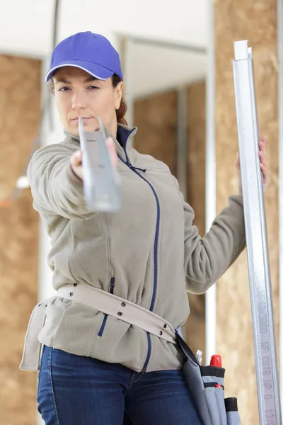 Constructor Femenino Mirando Una Barra Metal —  Fotos de Stock