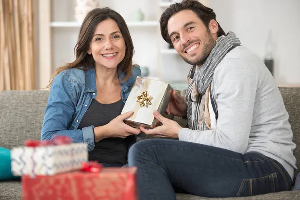 Casal Sorridente Com Presentes — Fotografia de Stock