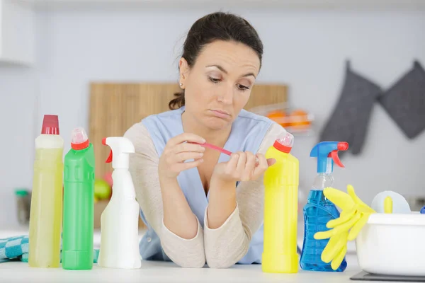 Mulheres Cansadas Com Suprimentos Equipamentos Limpeza — Fotografia de Stock