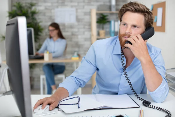 Гарний Бізнесмен Говорить Телефону — стокове фото
