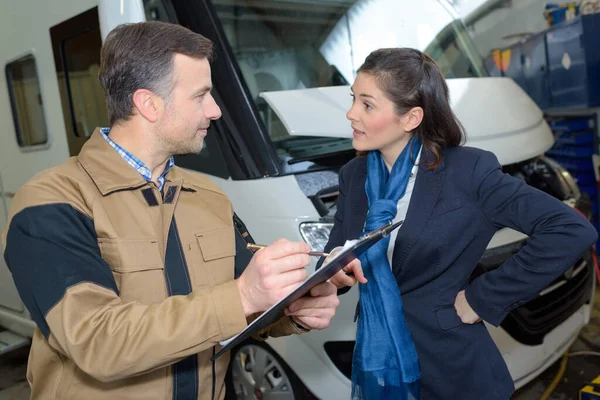 Fêmea Comprando Motorhome — Fotografia de Stock