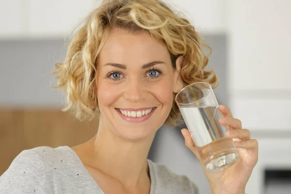 Een Vrouw Drinkwater — Stockfoto