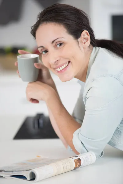 Femme Heureuse Buvant Café Dans Cuisine Matin — Photo