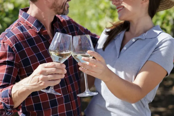 Couple Avec Verres Vin Blanc Plein Air — Photo