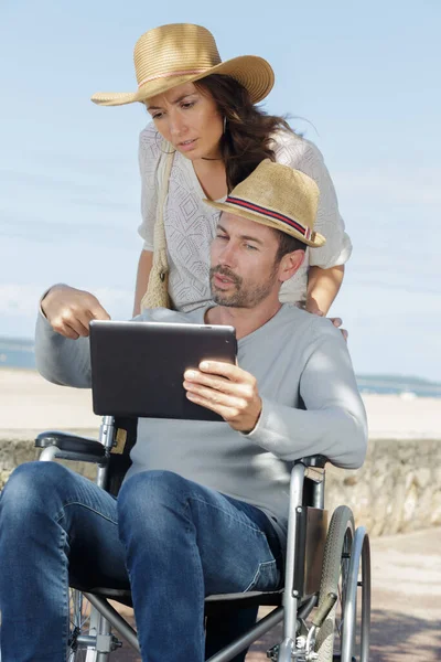 Handikappade Mannen Med Digital Tablet — Stockfoto