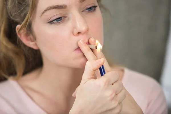Frau Zündet Zigarette Mit Feuerzeug — Stockfoto