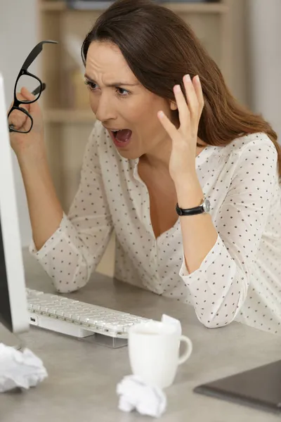 Frau Schreit Frustriert Vor Ihrem Computer — Stockfoto