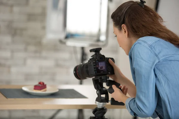 Mujer Feliz Chef Tomando Una Foto Pasteles —  Fotos de Stock