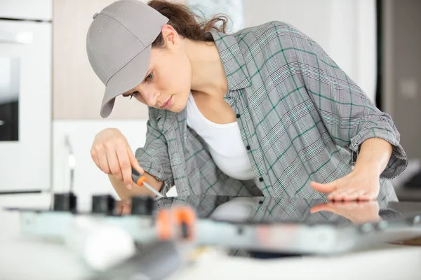 Frau Arbeitet Neuer Kücheninstallation — Stockfoto