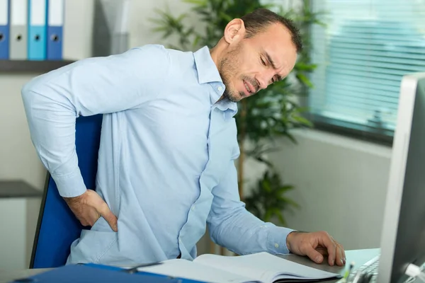 Hombre Con Dolor Espalda Sillón Oficina — Foto de Stock