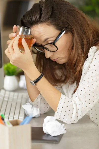 Frustrierte Geschäftsfrau Sitzt Mit Getränk Schreibtisch — Stockfoto