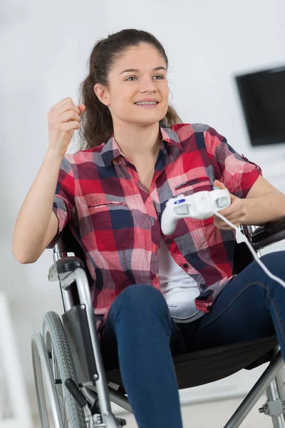 Tekerlekli Sandalyedeki Genç Kadın Evde Bilgisayar Oyunu Oynuyor — Stok fotoğraf