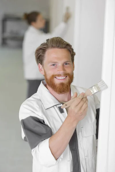 Joven Pintor Haciendo Renovación Casa —  Fotos de Stock