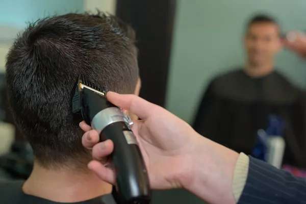 Jeune Homme Faire Couper Les Cheveux Par Coiffeur — Photo