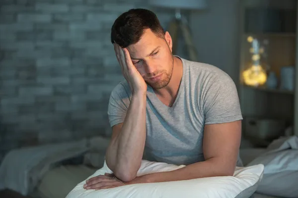 Hombre Guapo Que Sufre Insomnio Puede Dormir —  Fotos de Stock