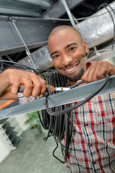 Man Het Dak Met Rol Van Kabel Tang — Stockfoto