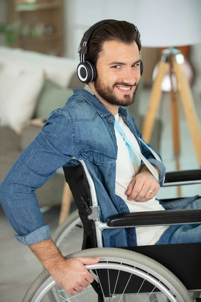 Disabile Uomo Sedia Rotelle Ascolto Musica Con Auricolari — Foto Stock