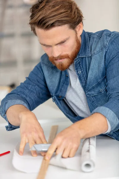 Joven Usando Herramientas Reparación Para Construir Muebles Nuevos — Foto de Stock