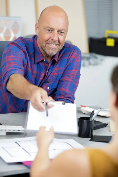 Diseñador Interiores Pasando Contrato Con Cliente Para Firmar — Foto de Stock