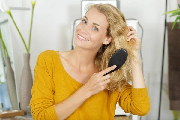 Glückliche Frau Kämmt Ihre Haare Mit Pinsel — Stockfoto