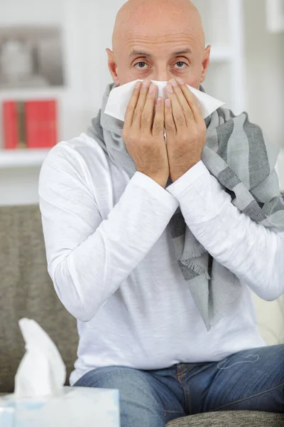 Erkälteter Mann Saß Auf Sofa Und Pustete Sich Die Nase — Stockfoto