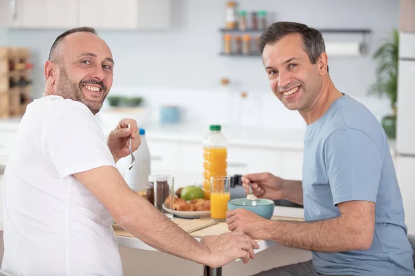 Homossexual Casal Masculino Tomando Café Manhã Casa — Fotografia de Stock