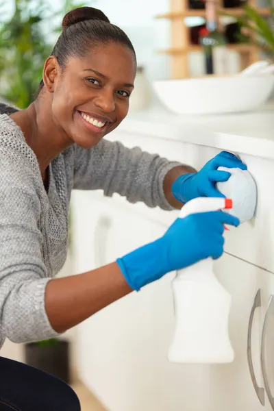 Mladá Žena Dělá Domácí Práce Úklid Kuchyně — Stock fotografie