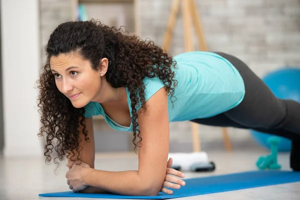 Mulher Fitness Exercitando Chão Casa — Fotografia de Stock