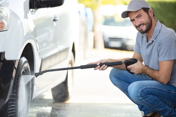 Werknemer Van Een Autodealer Een Voertuig Professioneel Schoonmaken — Stockfoto