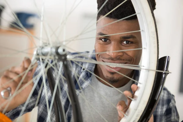 ワークショップでハンサムな自転車整備士の修理自転車 — ストック写真