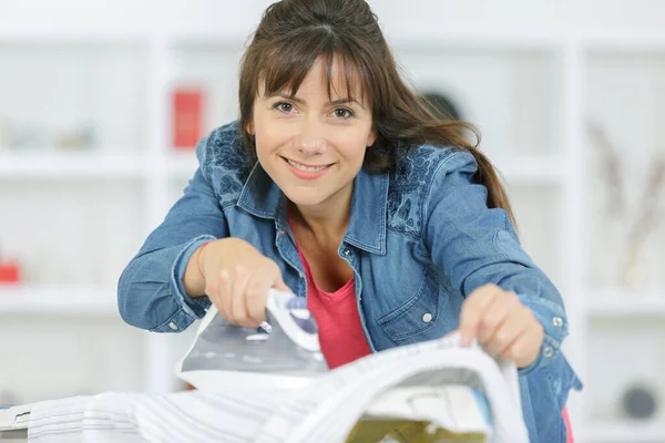 Gelukkig Vrouw Huisvrouw Succesvol Afwerking Strijken Kleding — Stockfoto