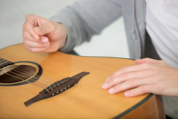 Mains Touchent Une Guitare Acoustique — Photo
