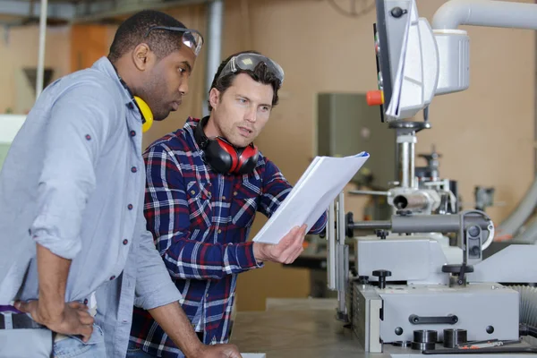 Deux Travailleurs Utilisant Des Machines Modernes Usine — Photo