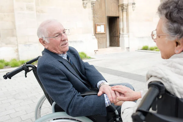 Abuelo Silla Ruedas Esposa Fuera Una Iglesia — Foto de Stock