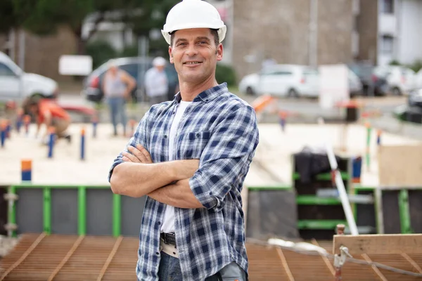 Junger Glücklicher Bauarbeiter Steht Auf Baustelle — Stockfoto