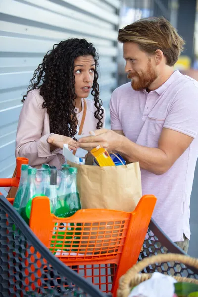 Chateado Casal Perto Carrinho Compras — Fotografia de Stock