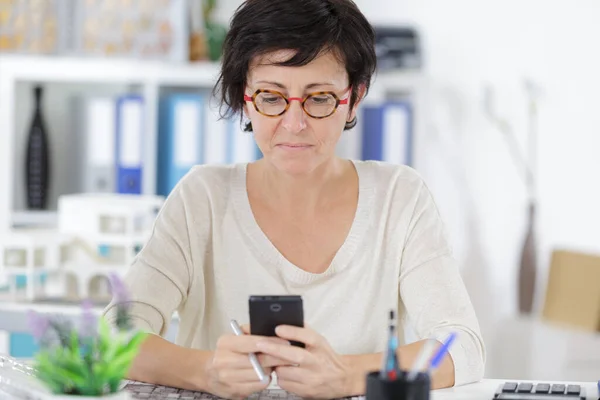 Mujer Enviando Texto Oficina Moderna Ocupada — Foto de Stock