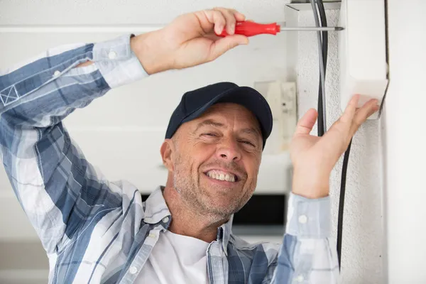 Male Technician Repairing Air Conditioner Screwdriver — Stock Photo, Image